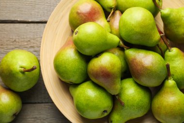 Taze olgun armutlar ahşap masada, düz yatıyordu.