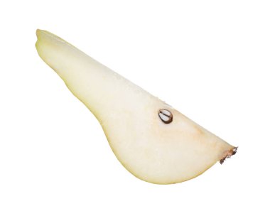 Olgun armut parçası beyaza izole edilmiş.