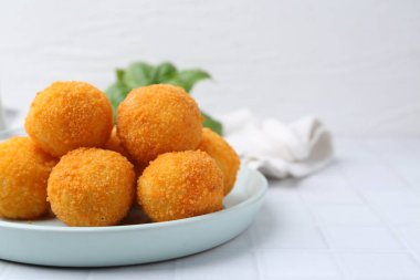 Hafif fayanslı masada nefis kızarmış köfteler, yakın plan. Metin için boşluk