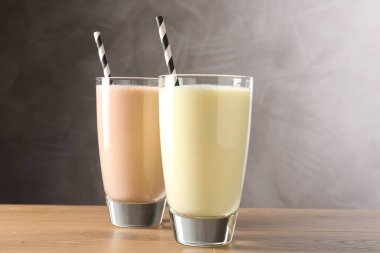 Lezzetli milkshake bardaklar içinde ahşap masada