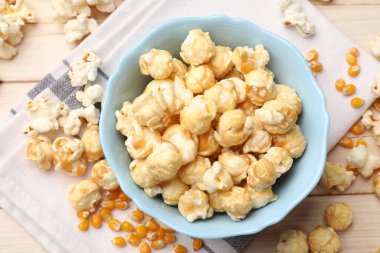 Lezzetli patlamış mısır ve mısır taneleri açık ahşap masada, düz yatıyordu.