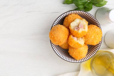 Lezzetli kızarmış köfteler kasede ve baharatlar beyaz ahşap masada, düz yerde. Metin için boşluk