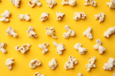 Sarı arka planda lezzetli patlamış mısır.