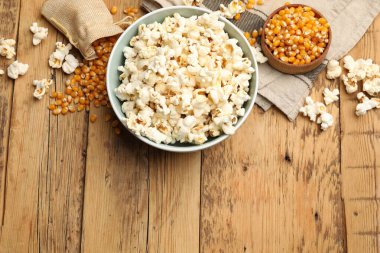 Tahta masada patlamış mısır ve mısır taneleri var. Metin için boşluk