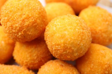 Arka plan olarak lezzetli kızarmış köfteler, yakın plan.