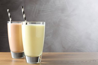 Tahta masada gözlüklü lezzetli milkshake 'ler, metin için yer.