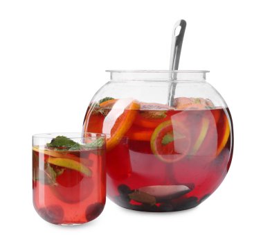 Beyaza izole edilmiş meyveli punç. Tazeleyici içecek.