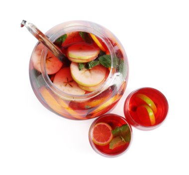 Meyveli punç beyaza izole edilmiş, üst manzara. Tazeleyici içecek.