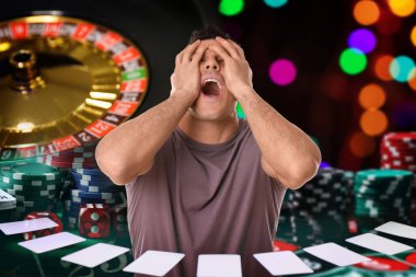 Duygusal kumarbaz, kumarhane fişleri, zarlar, iskambil kağıtları ve rulet ile çoklu pozlama.