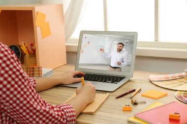 E-öğrenme konsepti. Öğrenci, bilgisayar aracılığıyla öğretmeniyle görüntülü konuşma yapıyor.