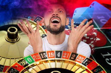 Duygusal kumarbaz, kumarhane fişleri, kumar kartları ve ruletlerle çoklu pozlama.