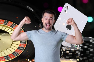 Mutlu kumarbaz zaferi kutluyor. Kumarhane fişleri, iskambil kağıtları ve ruletlerle çoklu pozlama.