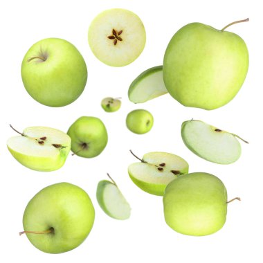 Taze yeşil elmalar beyaz arka planda havada dönüyor.