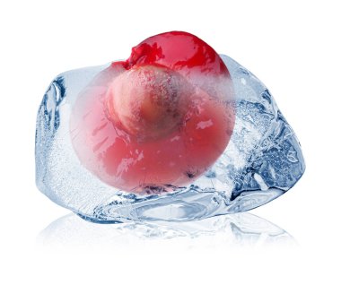 Temiz buz küpündeki taze kiraz beyaza izole edilmiş.