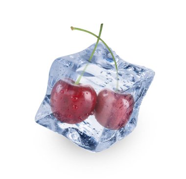 Temiz buz küpündeki taze kirazlar beyaza izole edilmiş.