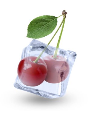 Temiz buz küpündeki taze kirazlar beyaza izole edilmiş.