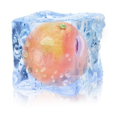 Beyaz zemin üzerinde buz küpünün içinde taze greyfurt