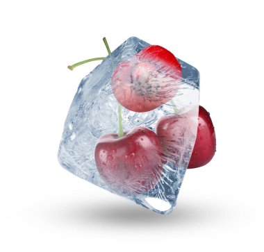 Temiz buz küpündeki taze kirazlar beyaza izole edilmiş.