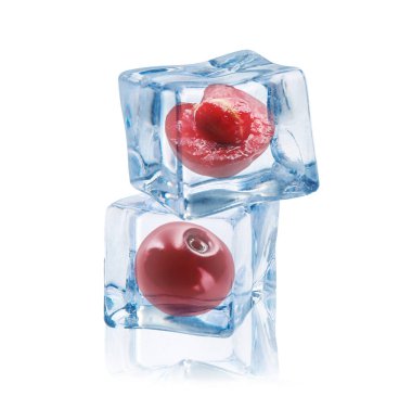 Temiz buz küplerindeki taze kirazlar beyaza izole edilmiş.