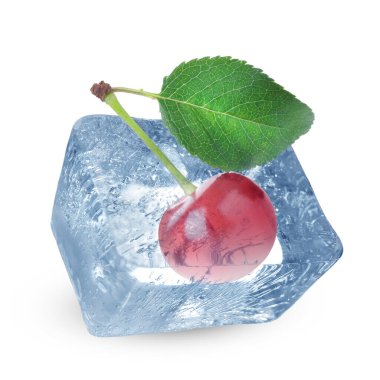 Temiz buz küpündeki taze kiraz beyaza izole edilmiş.