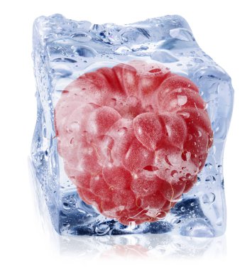 Beyaz zemin üzerinde buz küpü içinde olgun ahududu