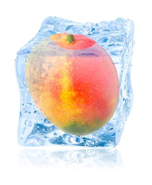 Buz küpündeki olgun mango meyvesi beyaza izole edilmiş.