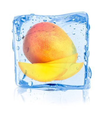 Buz küpündeki sulu mango meyveleri beyaza izole edilmiş.