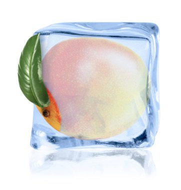 Buz küpündeki olgun mango meyvesi beyaza izole edilmiş.