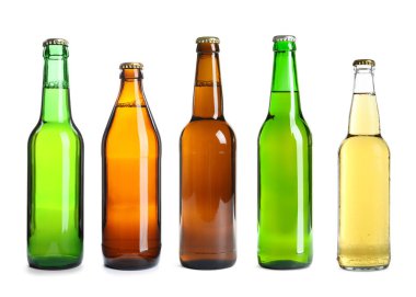 Farklı tipte taze biralar. Cam şişelerde. Beyazlar üzerinde izole edilmiş.