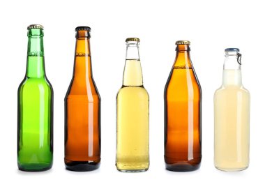 Farklı tipte taze biralar. Cam şişelerde. Beyazlar üzerinde izole edilmiş.