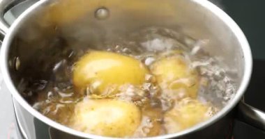 Fırında haşlanmış taze patates, yakın plan.