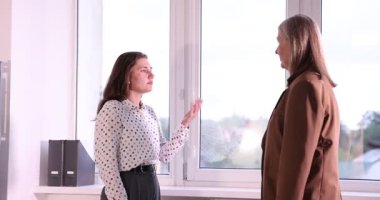 İşbirliği ve takım çalışması. Kadınlar ofiste el sıkışıyor