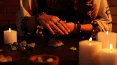 Kadın, iyileştirme taşlarıyla ayin yapıyor.