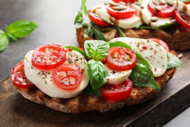 Mozarella peynirli ve domatesli lezzetli sandviçler, yakın plan.