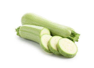 Taze taze ve kesilmiş kabaklar beyaza izole edilmiş.