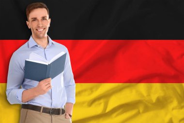 Almanya bayrağına karşı kitabı olan bir öğretmen. Dil okulu