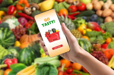 Yemek servisi. İnternetten alışveriş siparişi vermek için cep telefonu uygulaması kullanan bir adam.