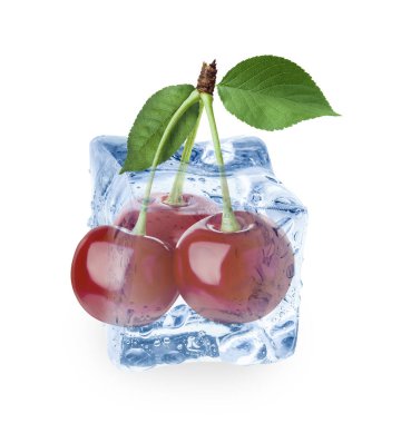 Temiz buz küpündeki taze kirazlar beyaza izole edilmiş.