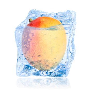 Buz küpündeki olgun mango meyvesi beyaza izole edilmiş.