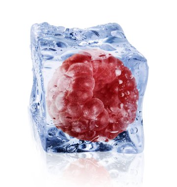 Beyaz zemin üzerinde buz küpü içinde olgun ahududu