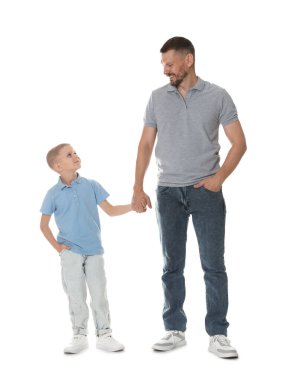 Baba ve oğul beyaz arka planda birlikte poz veriyorlar.