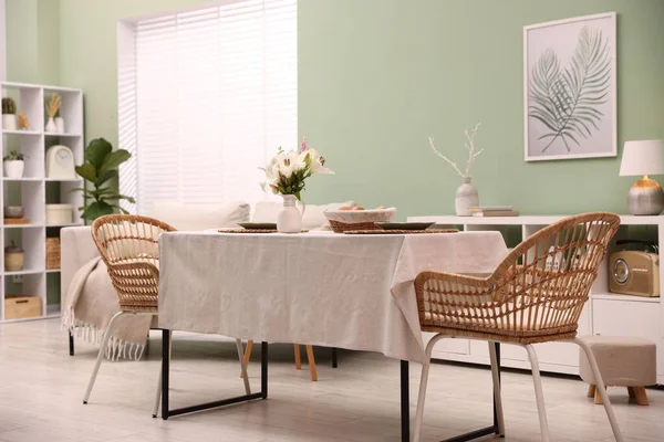 Yemek odasında sandalye ve dekor olan şık bir masa. İç tasarım