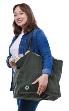 Geri dönüşüm. Beyaz arka planda farklı atık kağıtlarıyla dolu çantasıyla gülümseyen kadın.