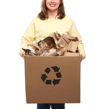 Geri dönüşüm. Beyaz arka planda farklı atık kağıtları olan karton kutu tutan kadın, yakın plan.