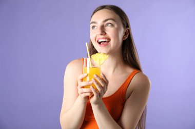 Menekşe arka planında canlandırıcı içecek ve saman olan kadın.