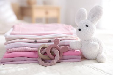 Temiz bebek kıyafetleri ve aksesuarlar yatak örtüleri kapalı, yakın çekim