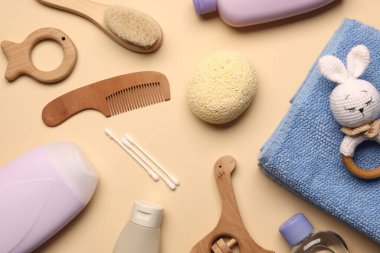 Bej arka planda bebek banyosu aksesuarları ve ipleri düz yatıyordu.