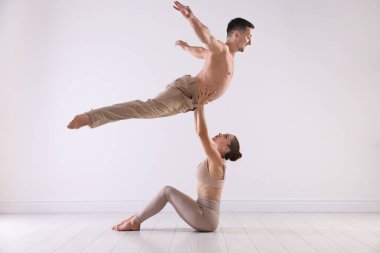 Stüdyoda birkaç profesyonel dansçı eğitimi.