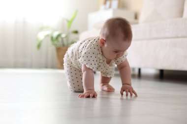 Evde yerde sürünen şirin küçük bebek, mesaj için yer var.