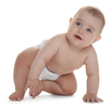 Beyaz arka planda bebek bezi takmış şirin bir bebek.